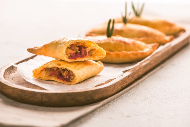  Empanada de bacalao y pimiento rojo asado