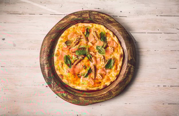 Pizza de salmón, albahaca, higos y nueces 