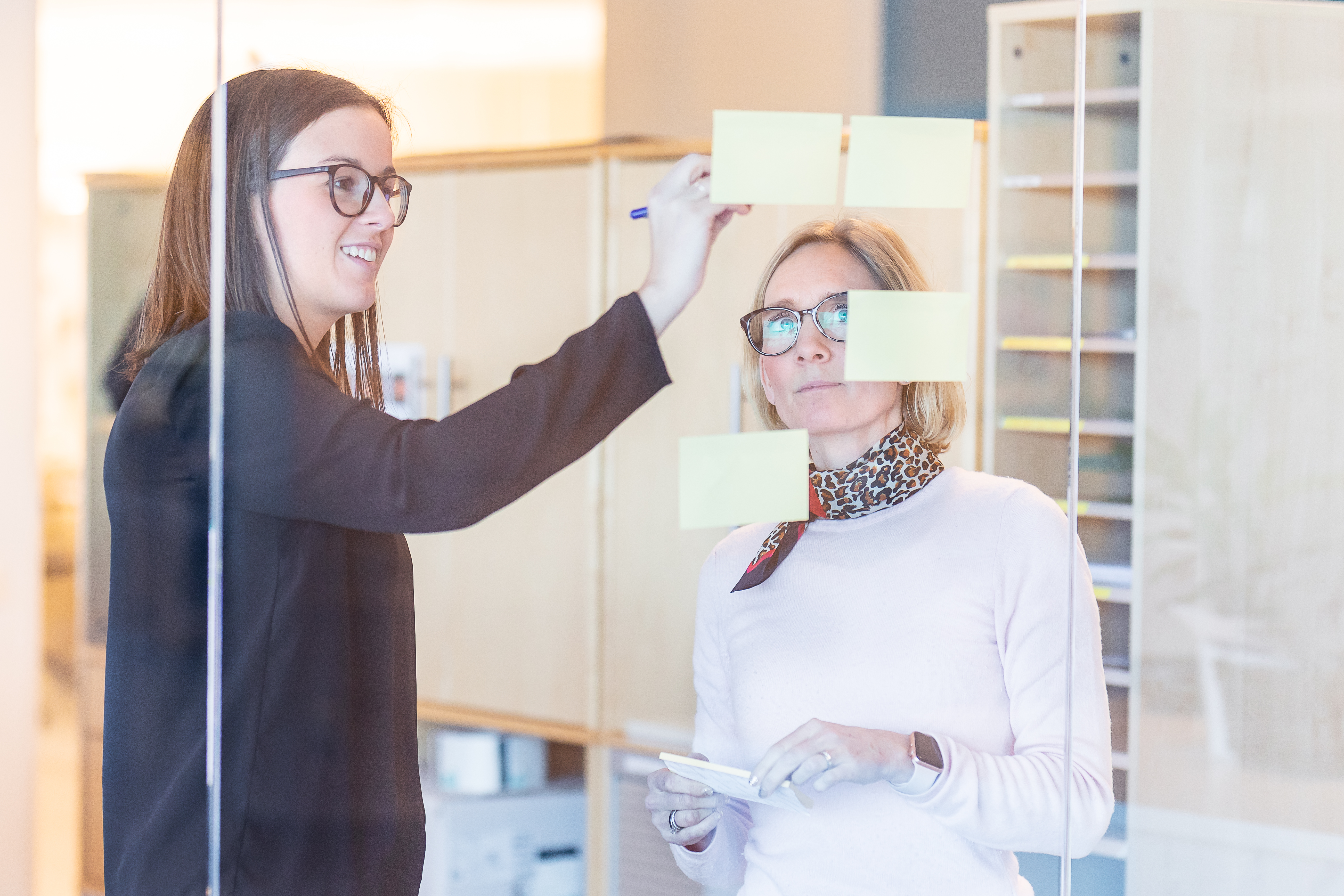 To kvinnelige ansatte i kontormiljø