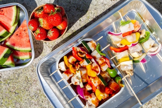 Grillspyd med fisketerninger, frukt og bær