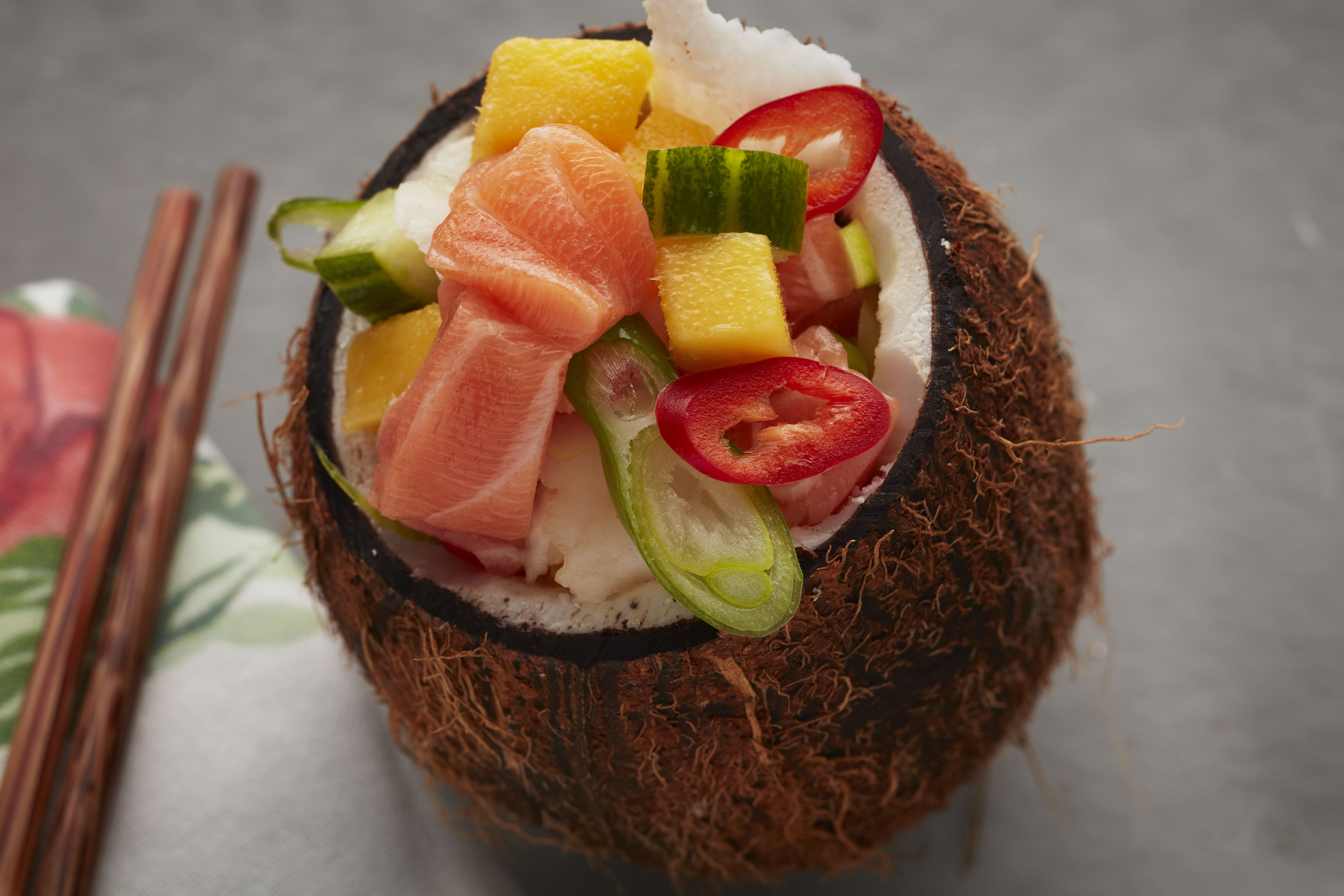 Poké med laks, mango og kokos