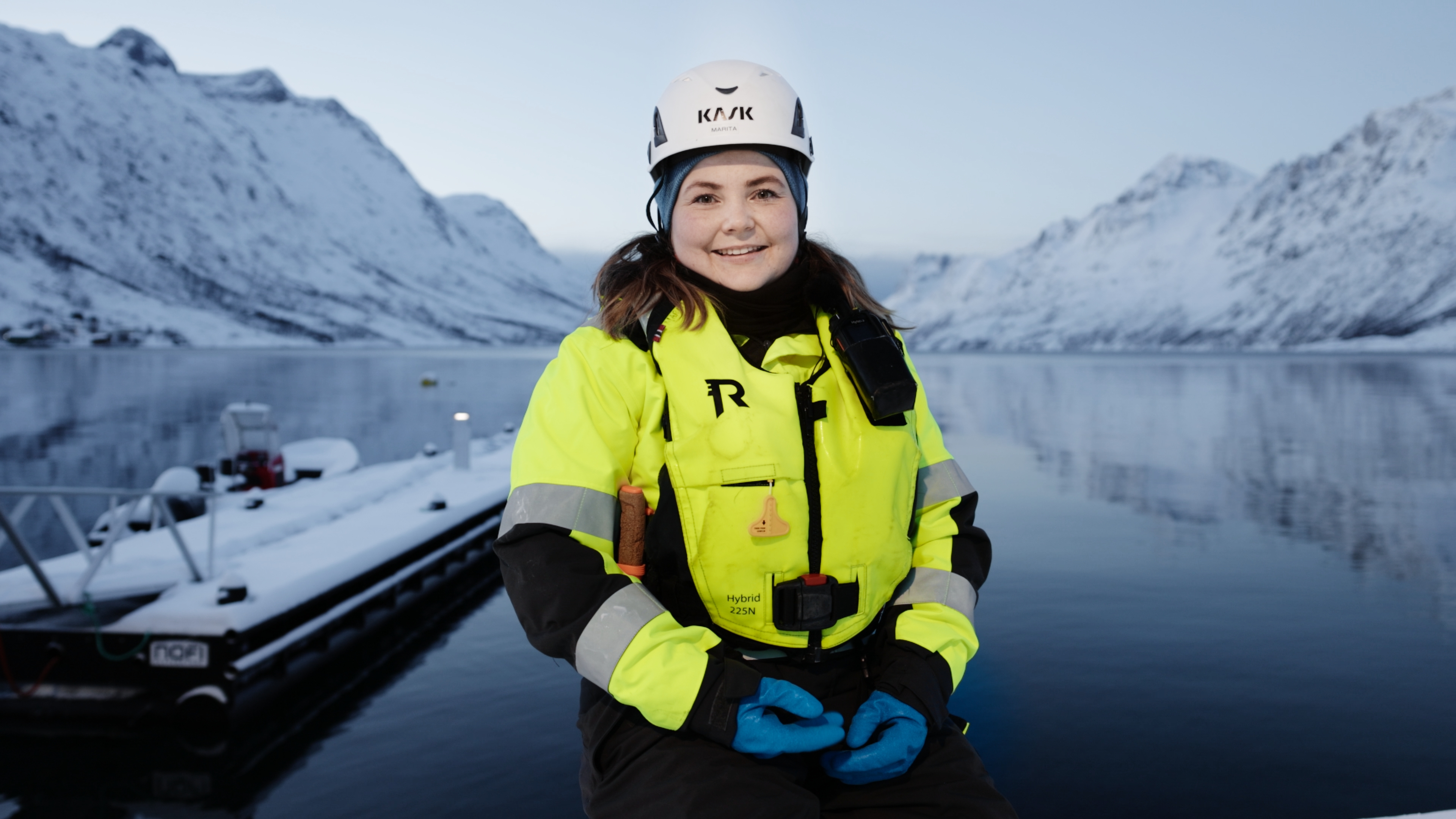 Marita Gundersen på havet. I kledd gul drakt. 