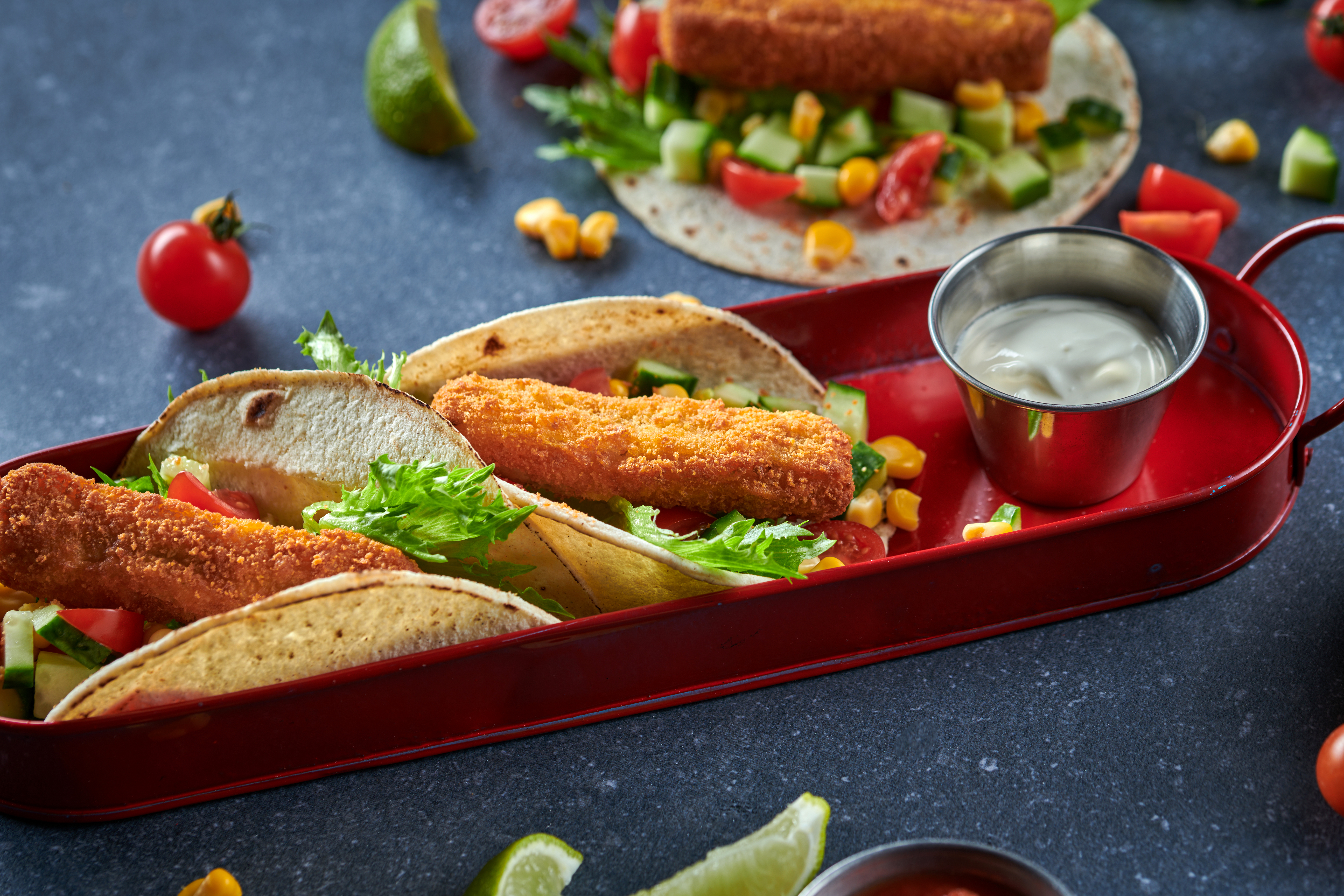 Fish Taco med sprø grønnsaker, mild salsa og rømme