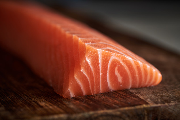 En lakseloin settfra skrå vinkel. Dyp oransje-rød farge med klar hvit marmorering.