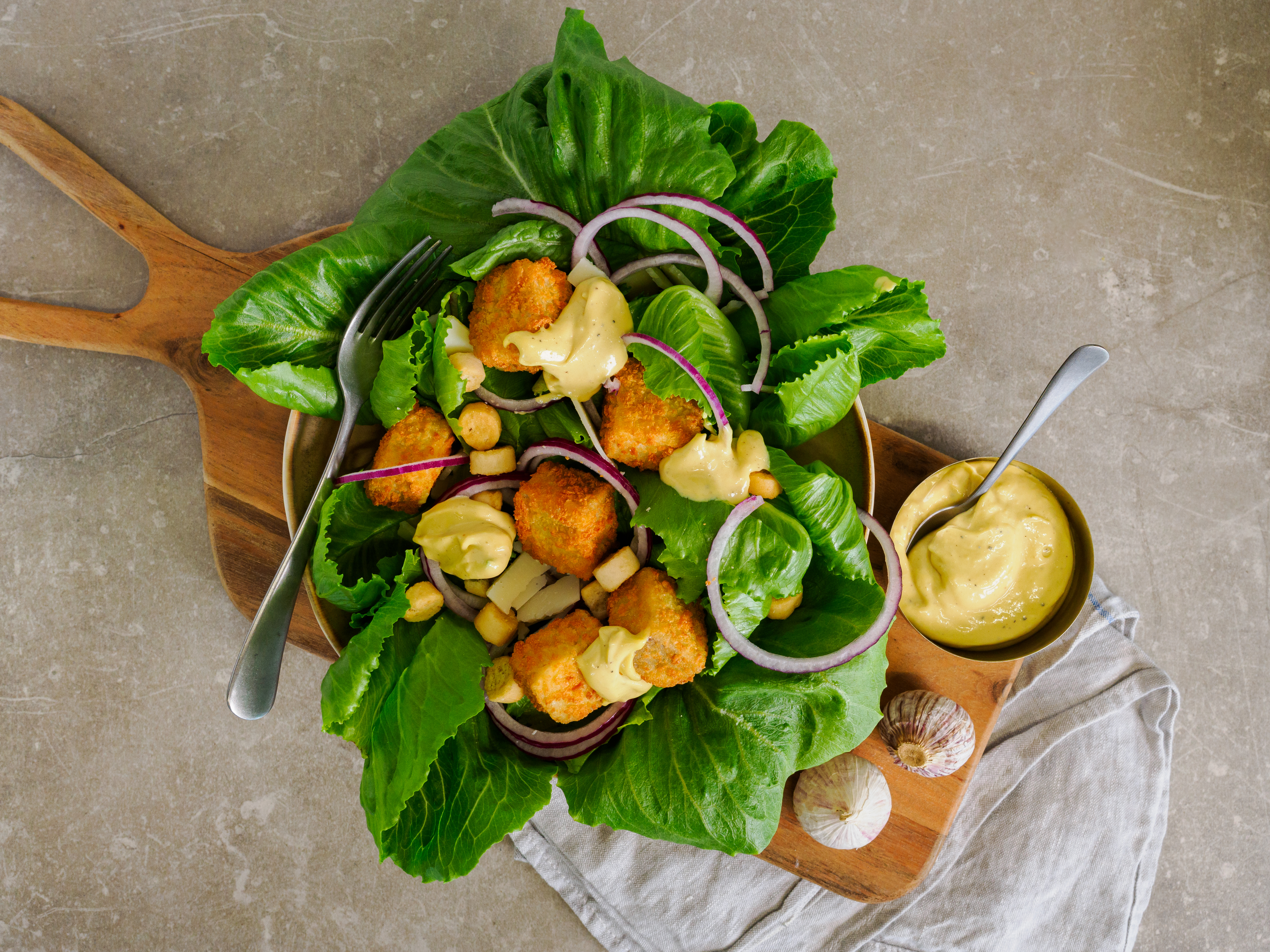Cæsarsalat med sprøpanerte torsketerninger og hjemmelaget dressing - Lerøy Seafood