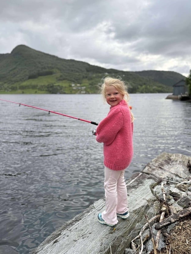 Johanna fisker fra land.