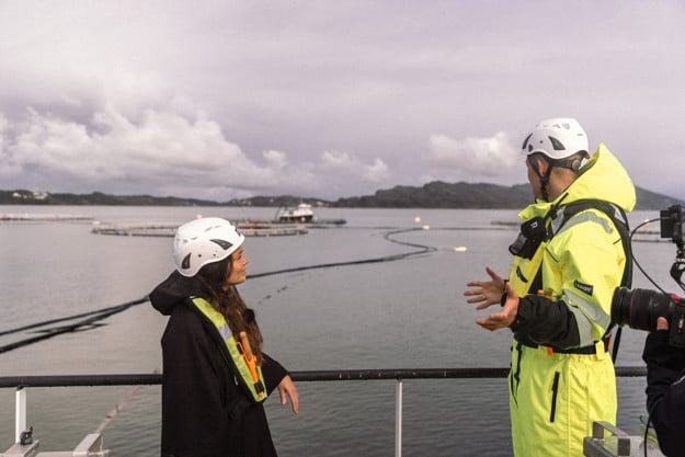 På fôrflåten tar biolog Arne Høistad Schei et raskt blikk  utover anlegget.