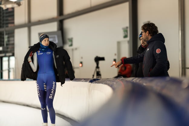 Ragne Wiklund på siden av isen med trenerapparat