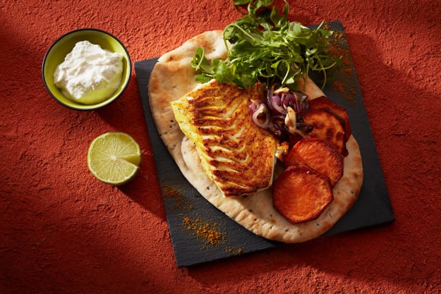 Nanbrød med stekt torsk og søtpotet på steinhelle. 