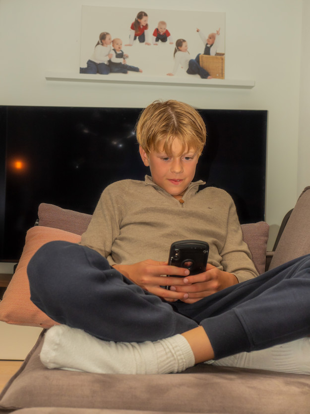 Nicholas spiller på mobilen