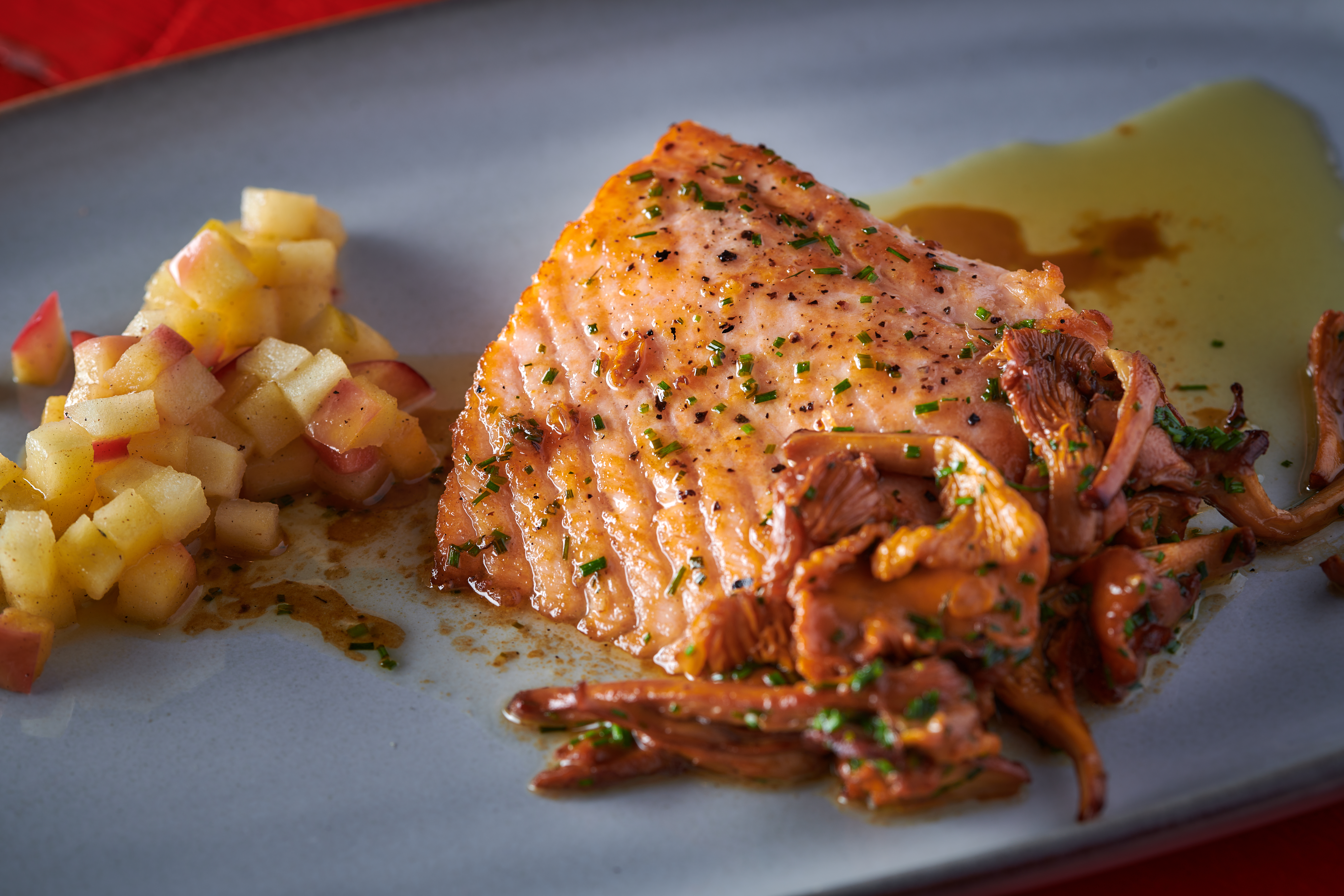 Pannestekt lakseloin med kantareller, karamelliserte epler og soyasmør