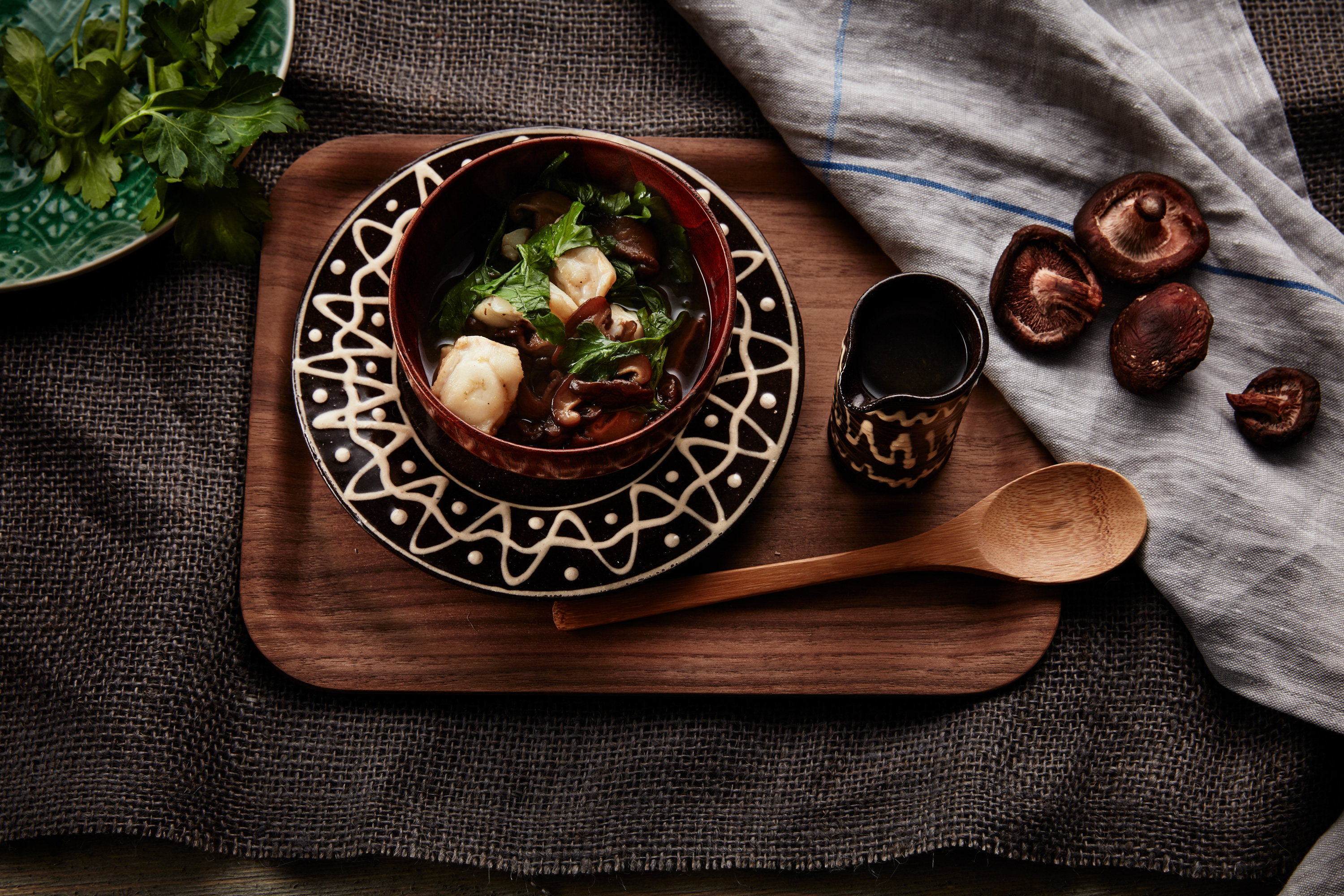 Hotpot med torsk, sopp og urter i buljong
