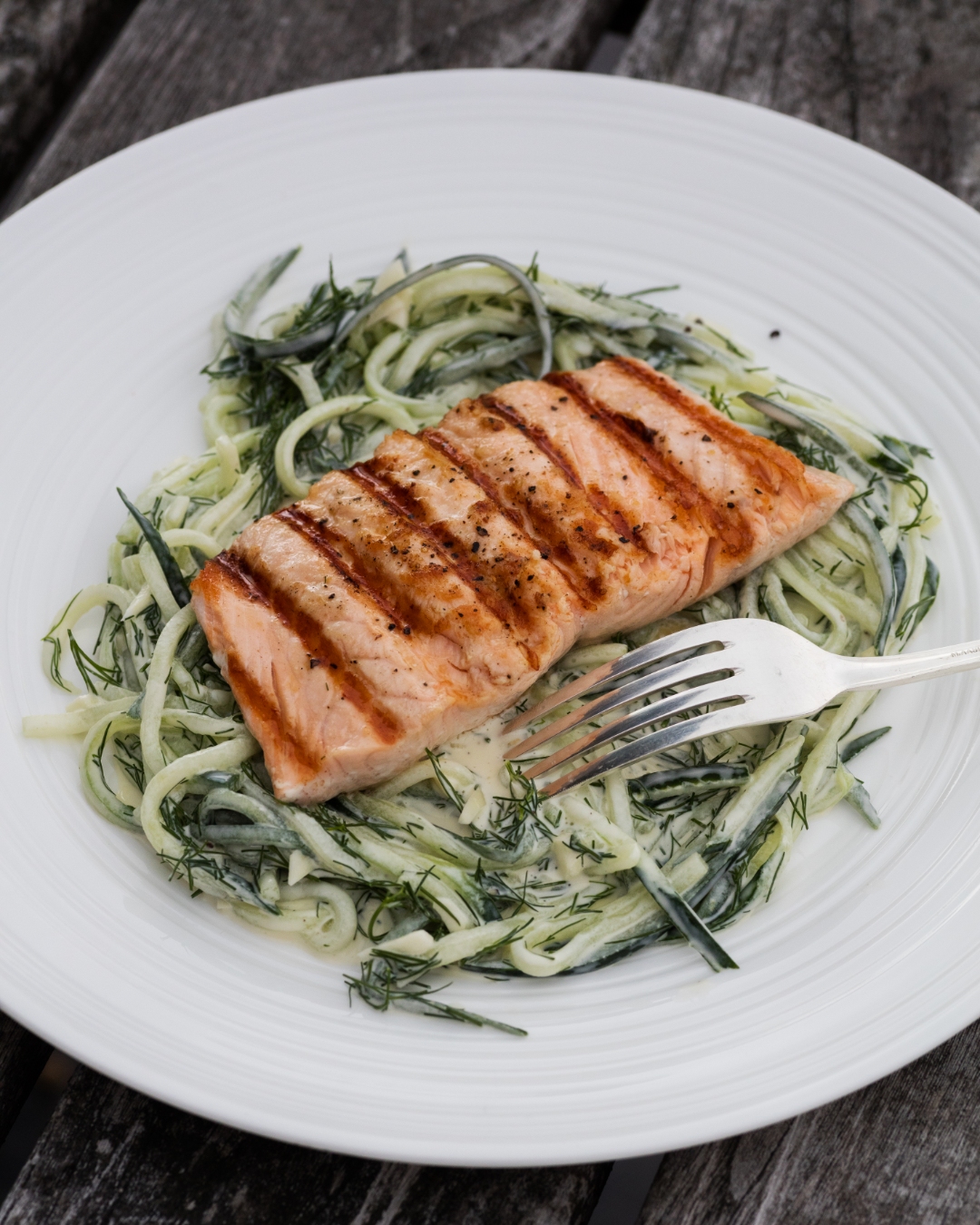 Grillad lax med gurksallad