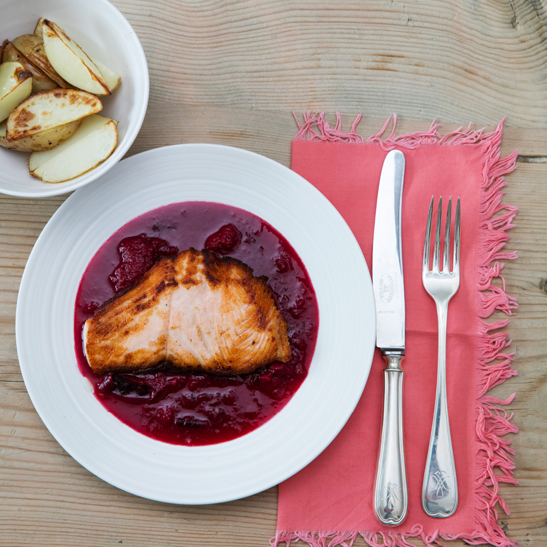 Laks med plommekompott