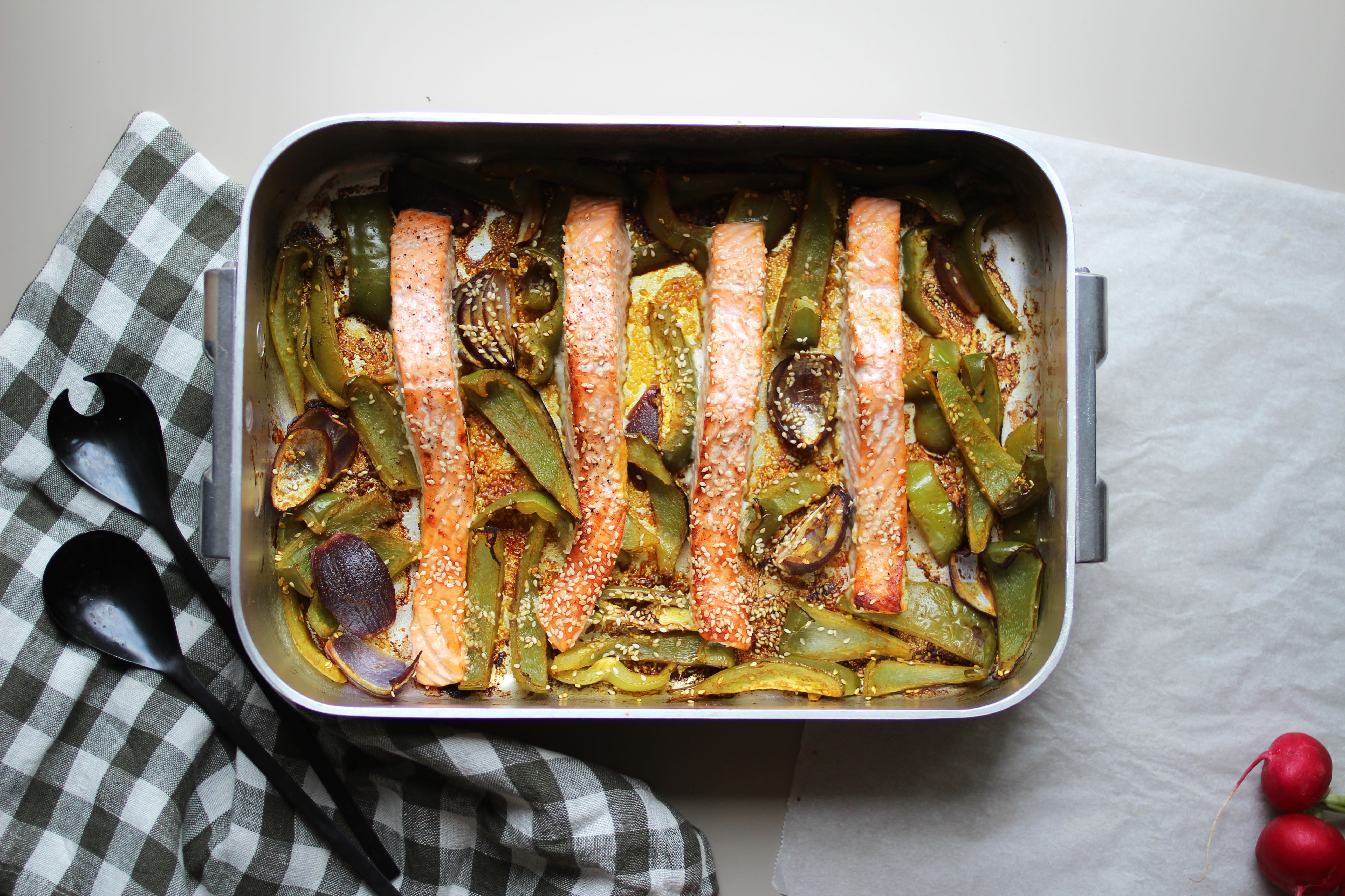 Laksefilet med grønnsaker og asiatisk saus