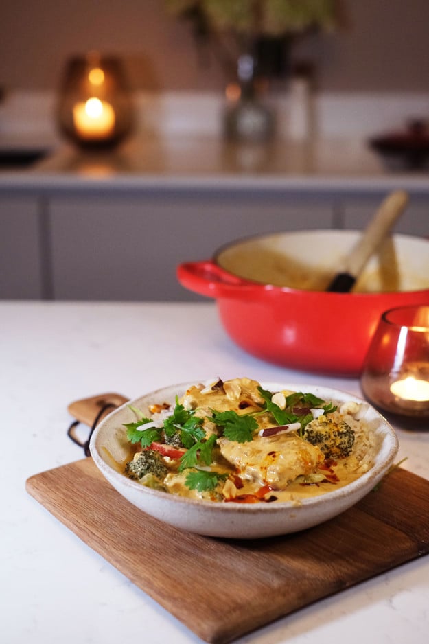 En tallerken med torsk og curry 