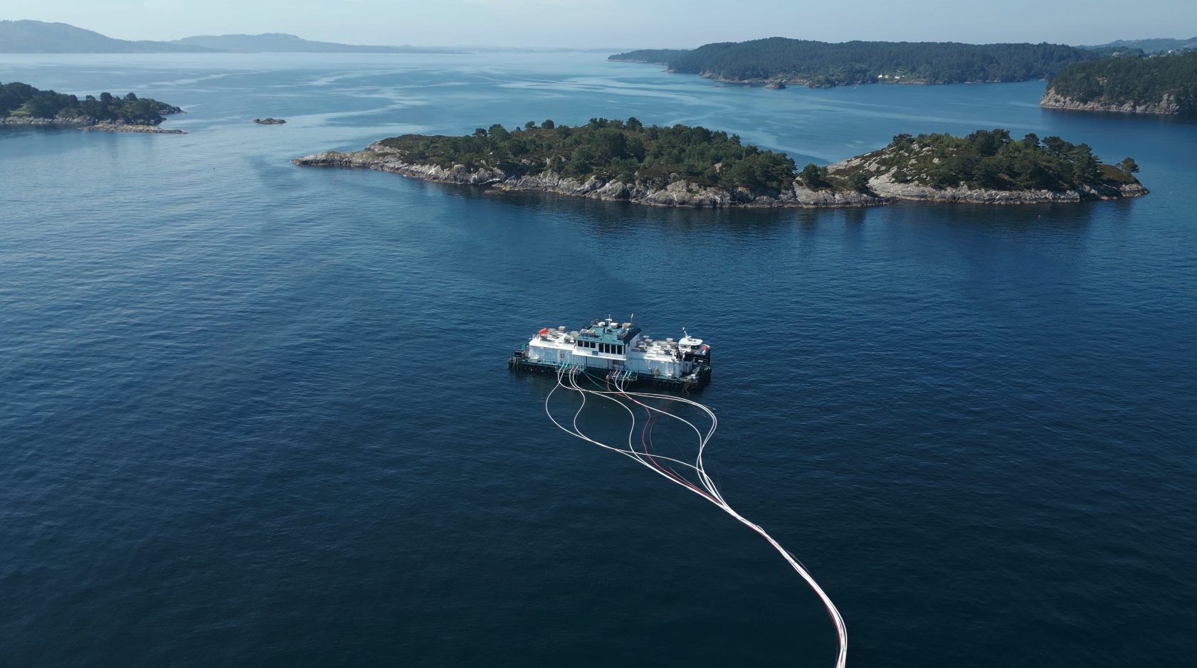 Dronella otettu kuva merestä ja kalankasvatuslaitoksesta